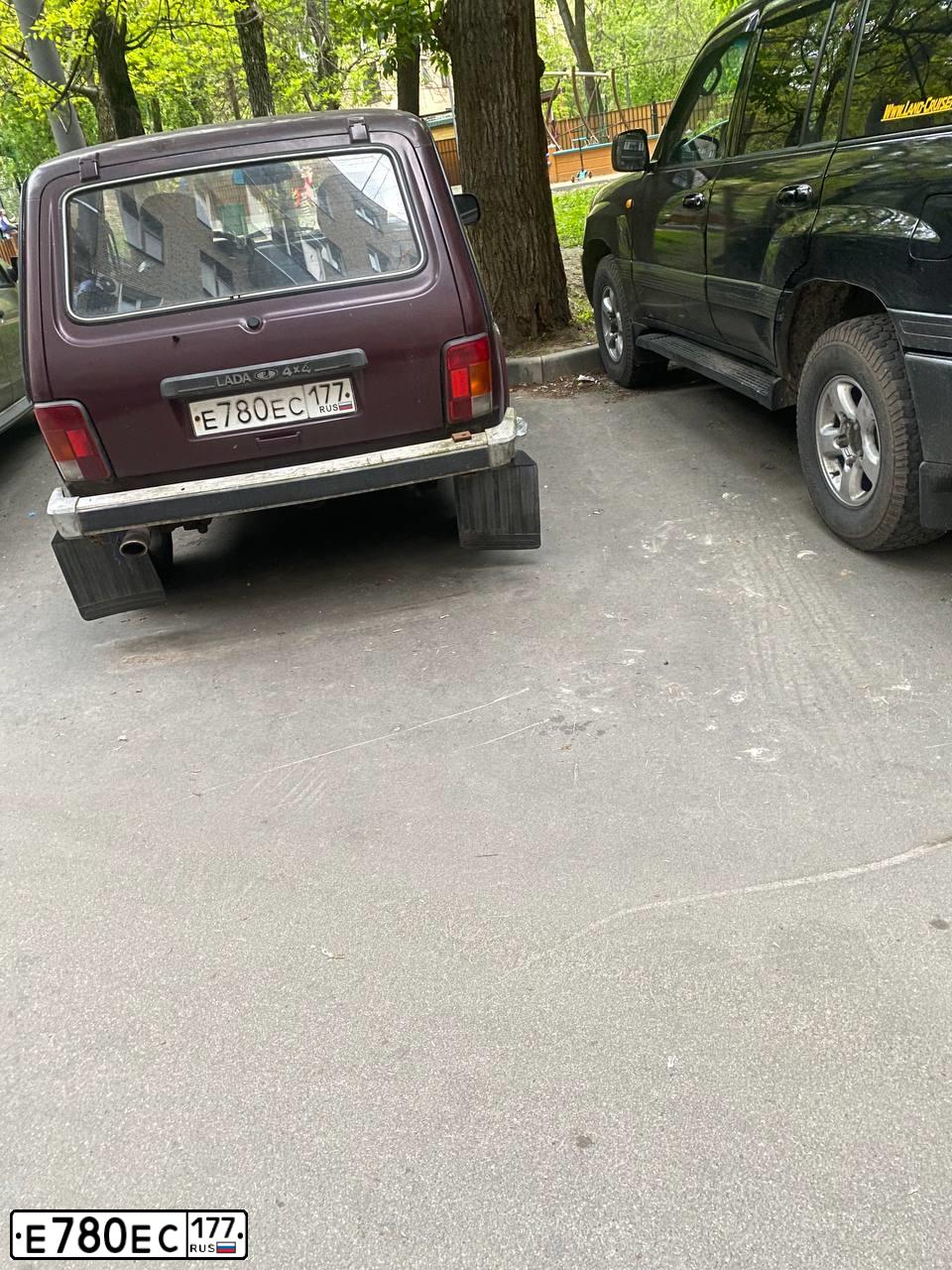 Фото автомобиля LADA 2121 NIVA, 2006 — госномер Е780ЕС177. Цвет: ТЕМНО-ВИШНЕВЫЙ