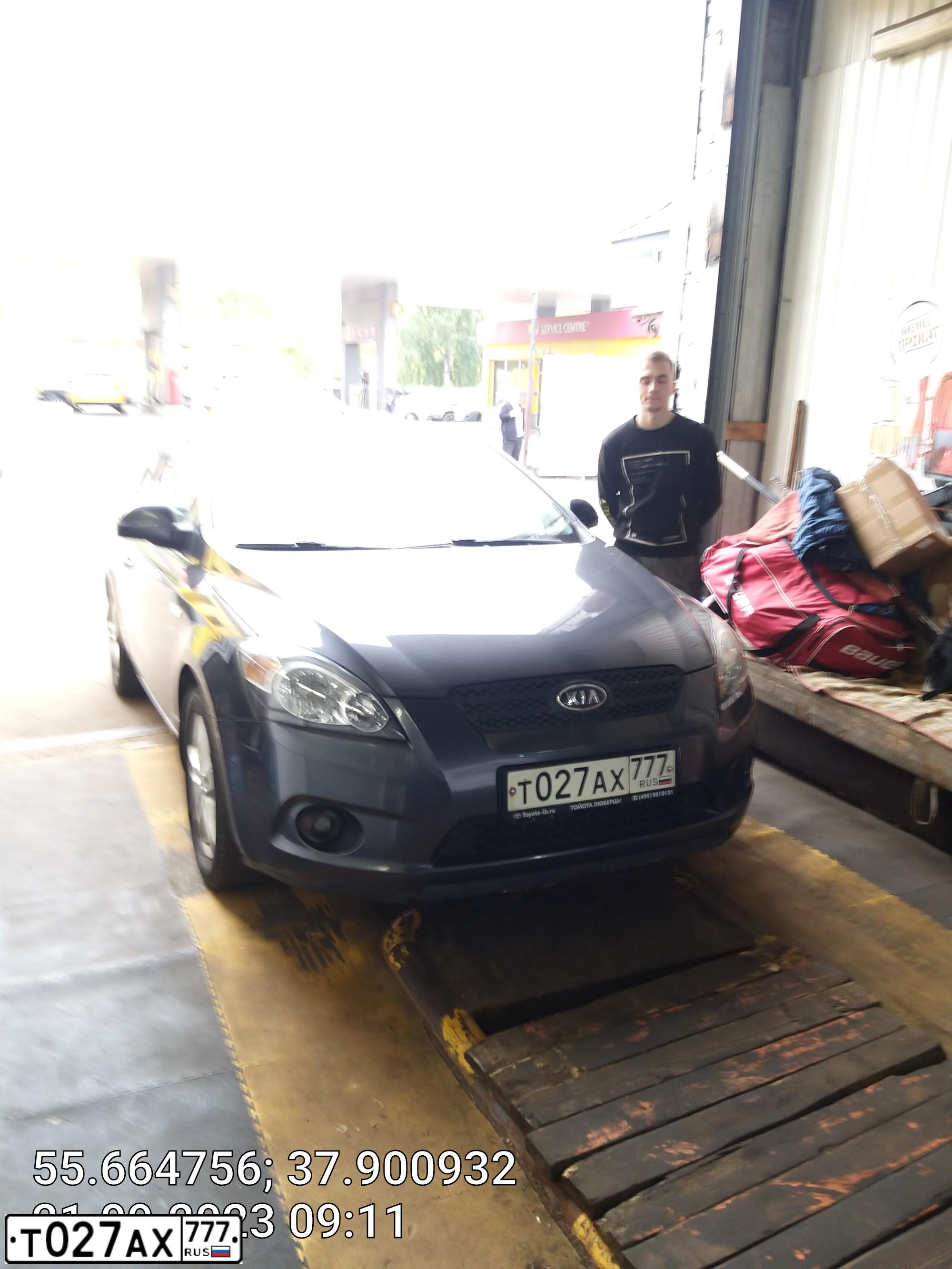 Фото автомобиля KIA CEE'D, 2009 — госномер Е333ТС199. Цвет: Серый