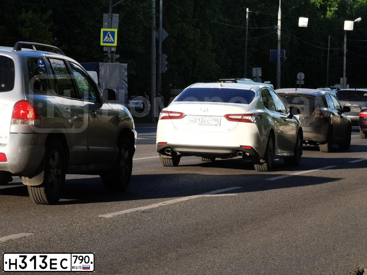 Фото автомобиля TOYOTA CAMRY, 2019 — госномер Т860ТХ750. Цвет: БЕЛЫЙ ПЕРЛАМУТР
