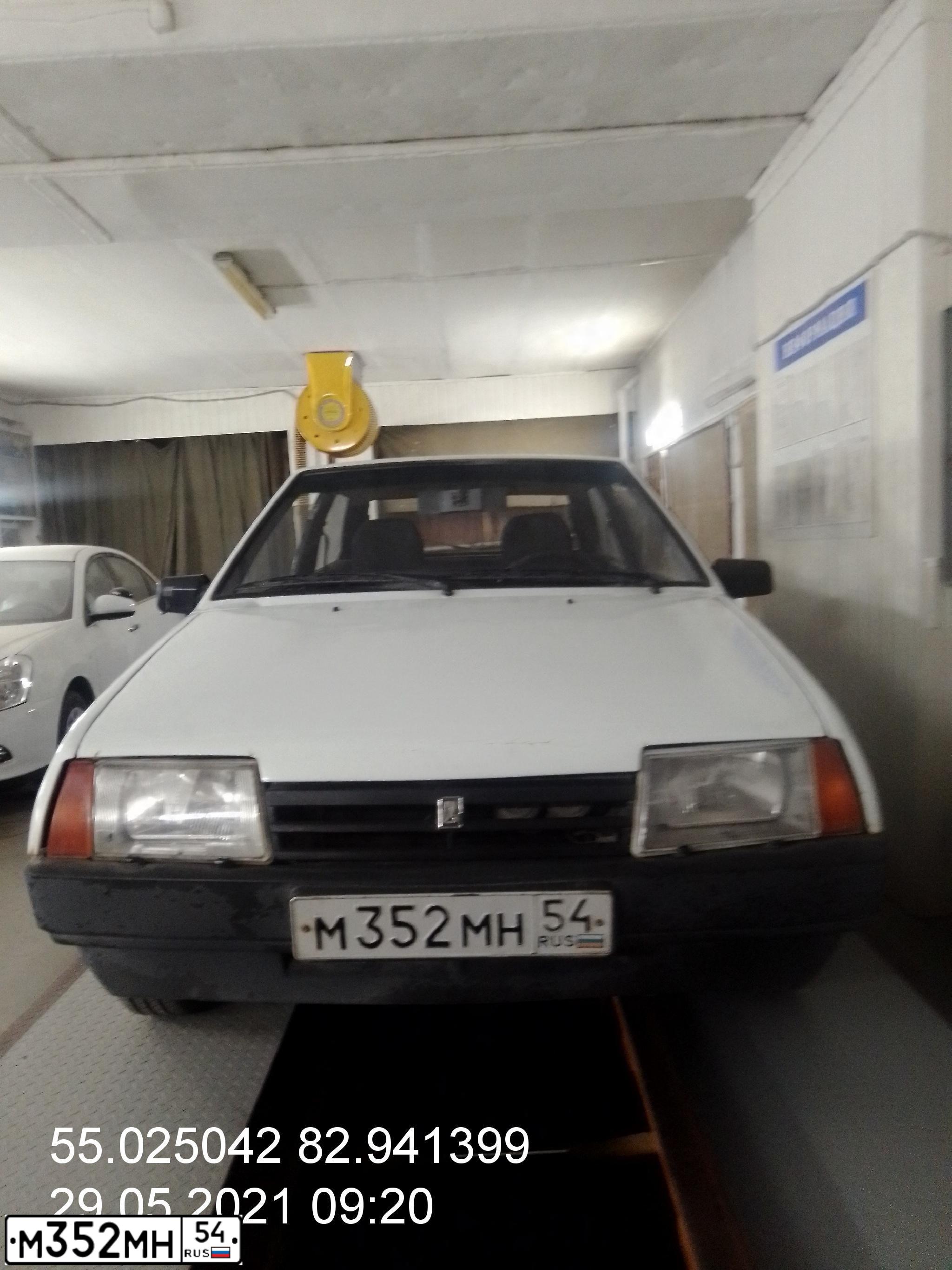 Фото автомобиля LADA 2108 SAMARA, 1991 — госномер М352МН54. Цвет: БЕЛЫЙ