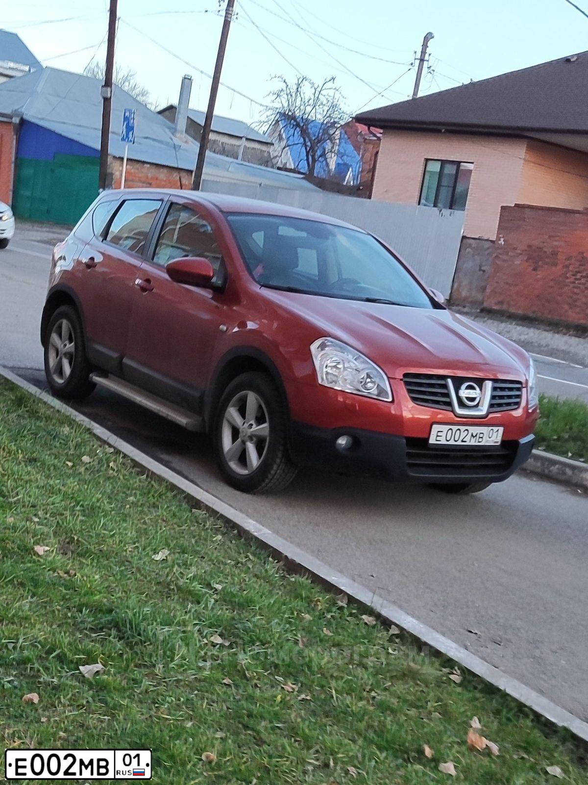 Фото автомобиля NISSAN QASHQAI, 2007 — госномер Е002МВ01. Цвет: Т.КРАСНЫЙ