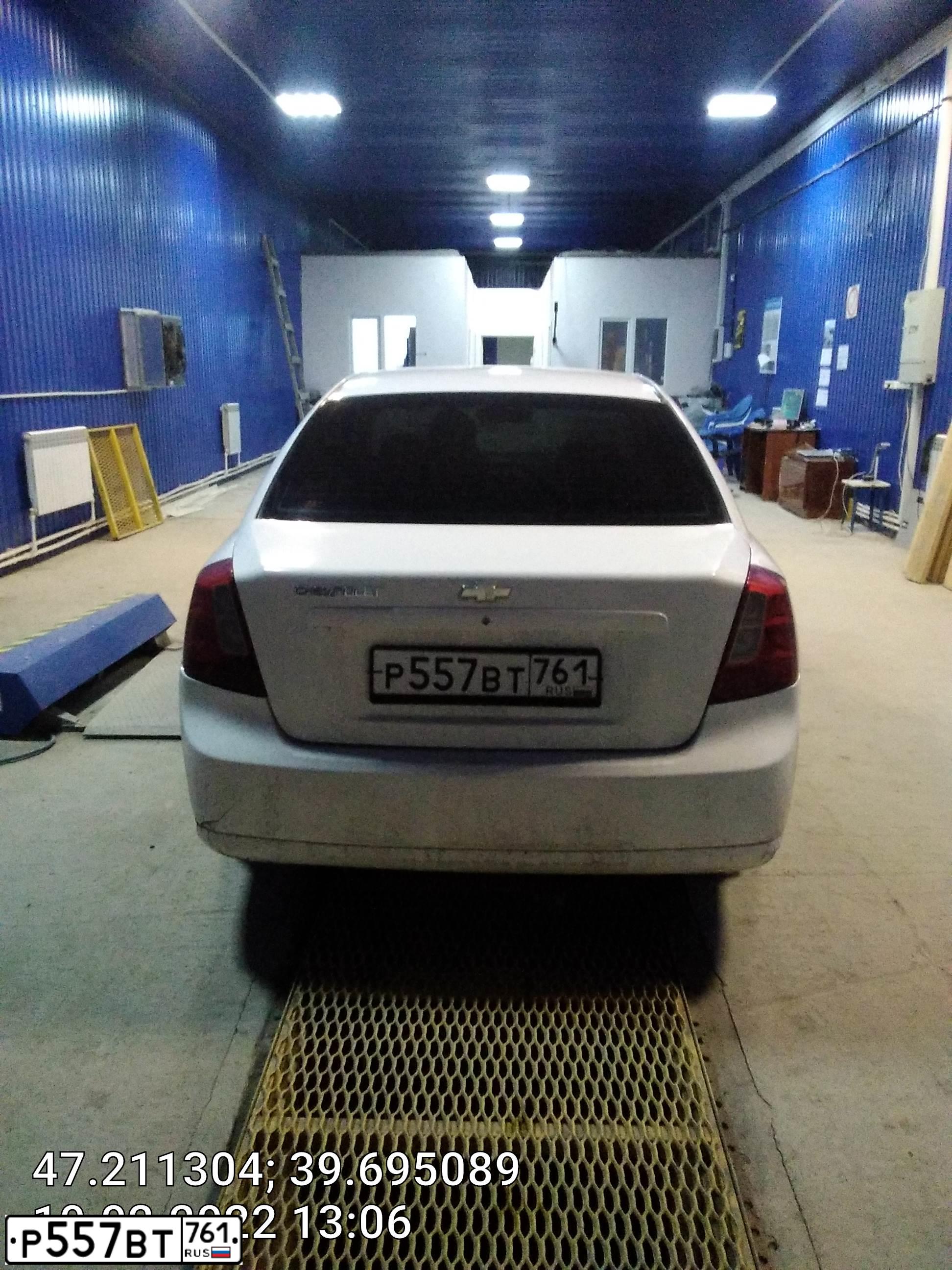 Фото автомобиля CHEVROLET LACETTI, 2008 — госномер Р557ВТ761. Цвет: Белый