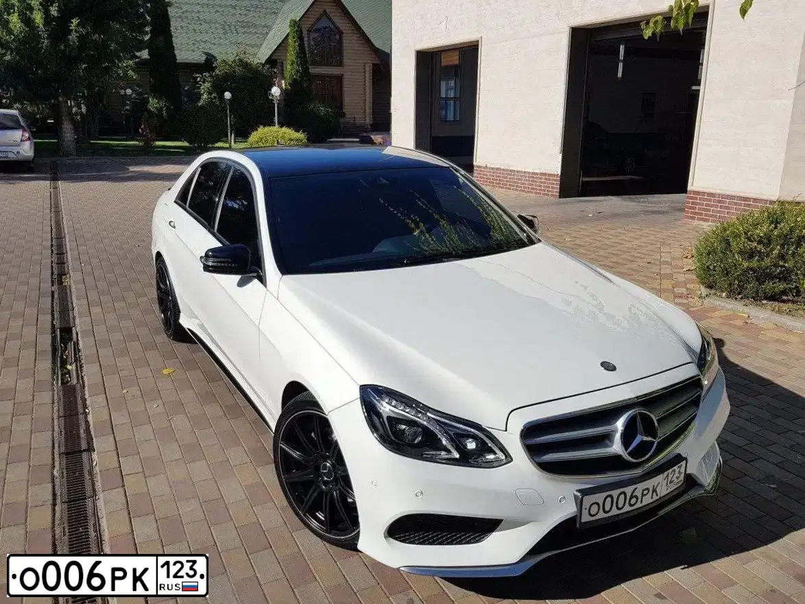 Фото автомобиля MERCEDES E-KLASSE, 2019 — госномер В002УС123. Цвет: Белый
