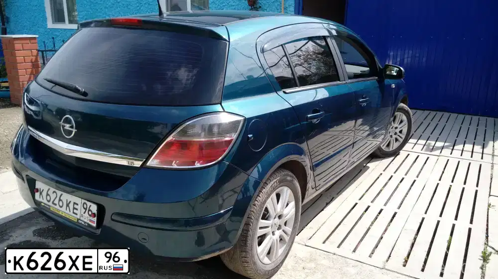 Фото автомобиля MAZDA 3, 2008 — госномер К626ХЕ96. Цвет: БЕЖЕВЫЙ