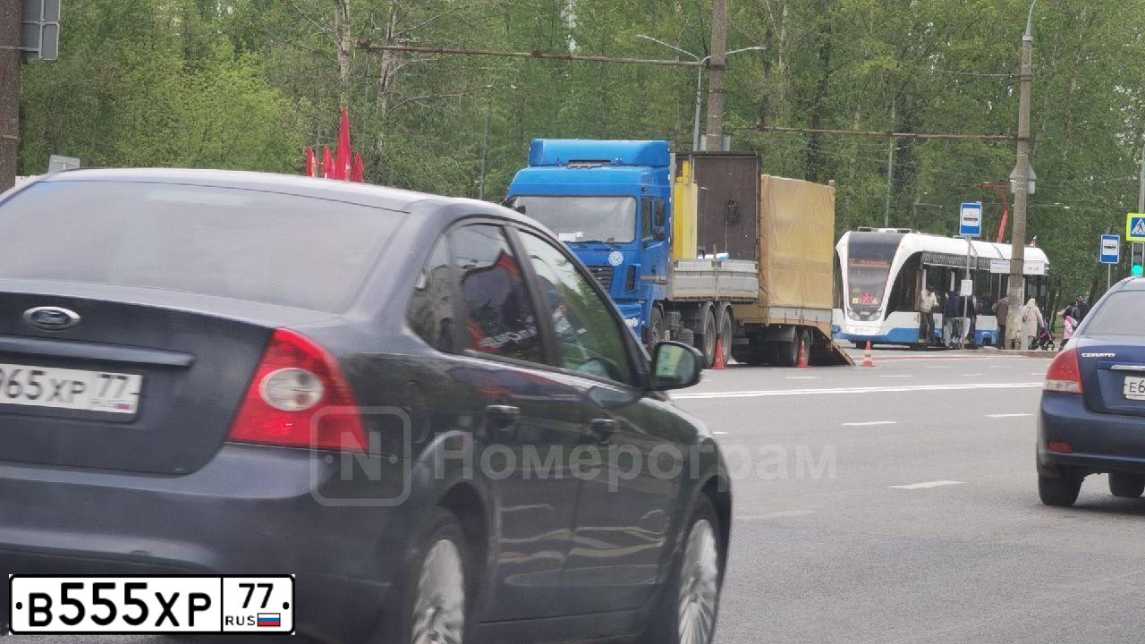 Фото автомобиля NISSAN PRIMERA, 1998 — госномер Х666УУ77. Цвет: СЕРЫЙ