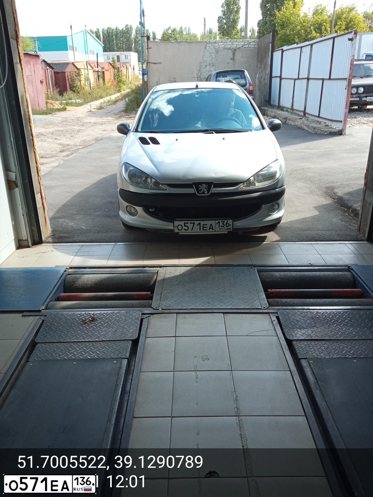 Фото автомобиля PEUGEOT T 206, 2007 — госномер О571ЕА136. Цвет: Серебристый