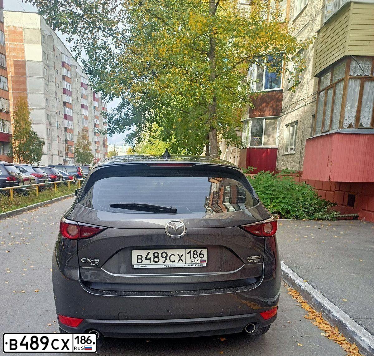 Фото автомобиля MAZDA CX-5, 2021 — госномер Е213ХР186. Цвет: СЕРЫЙ