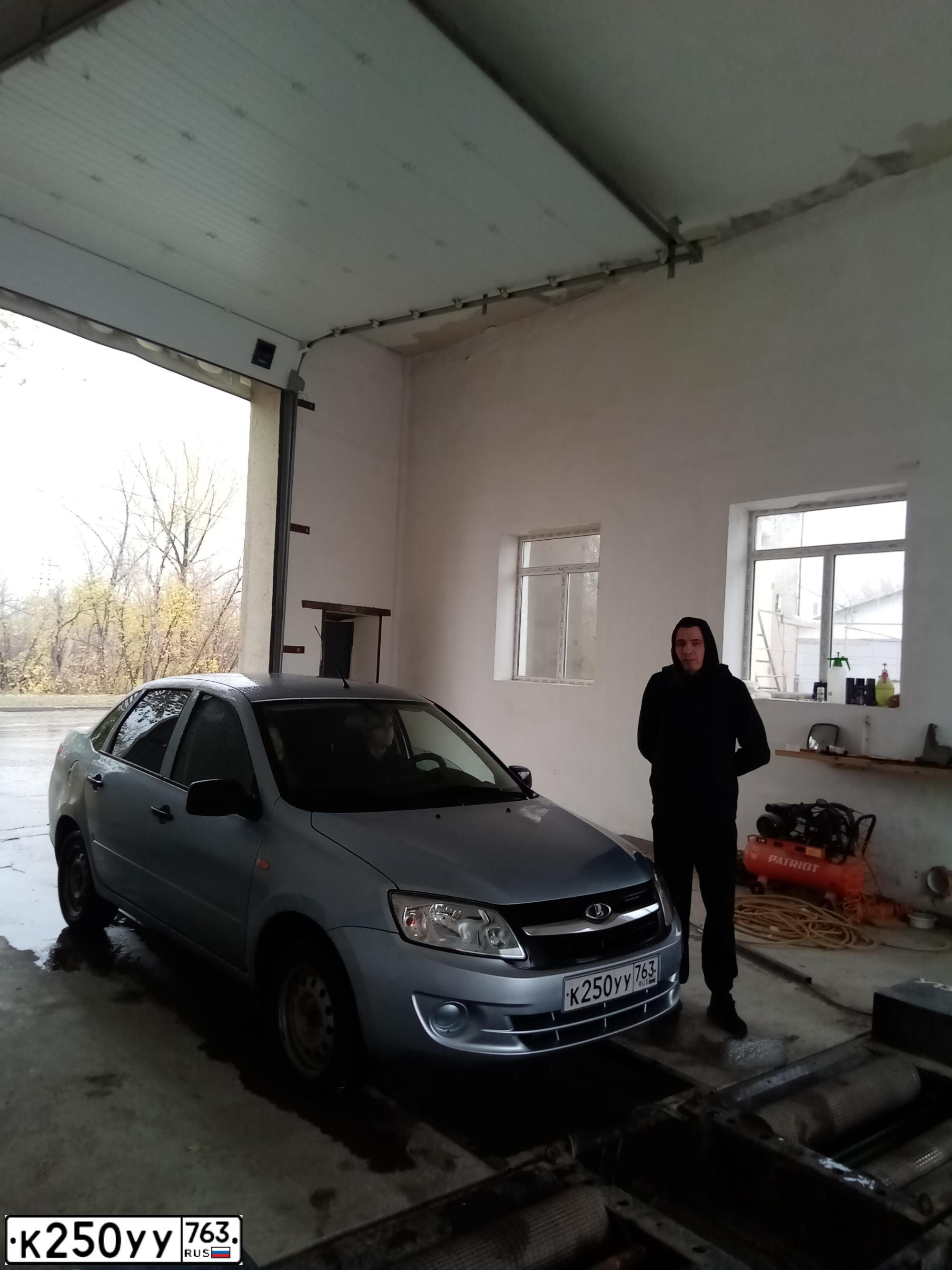 Фото автомобиля LADA 2190 GRANTA, 2014 — госномер К250УУ763. Цвет: голубой