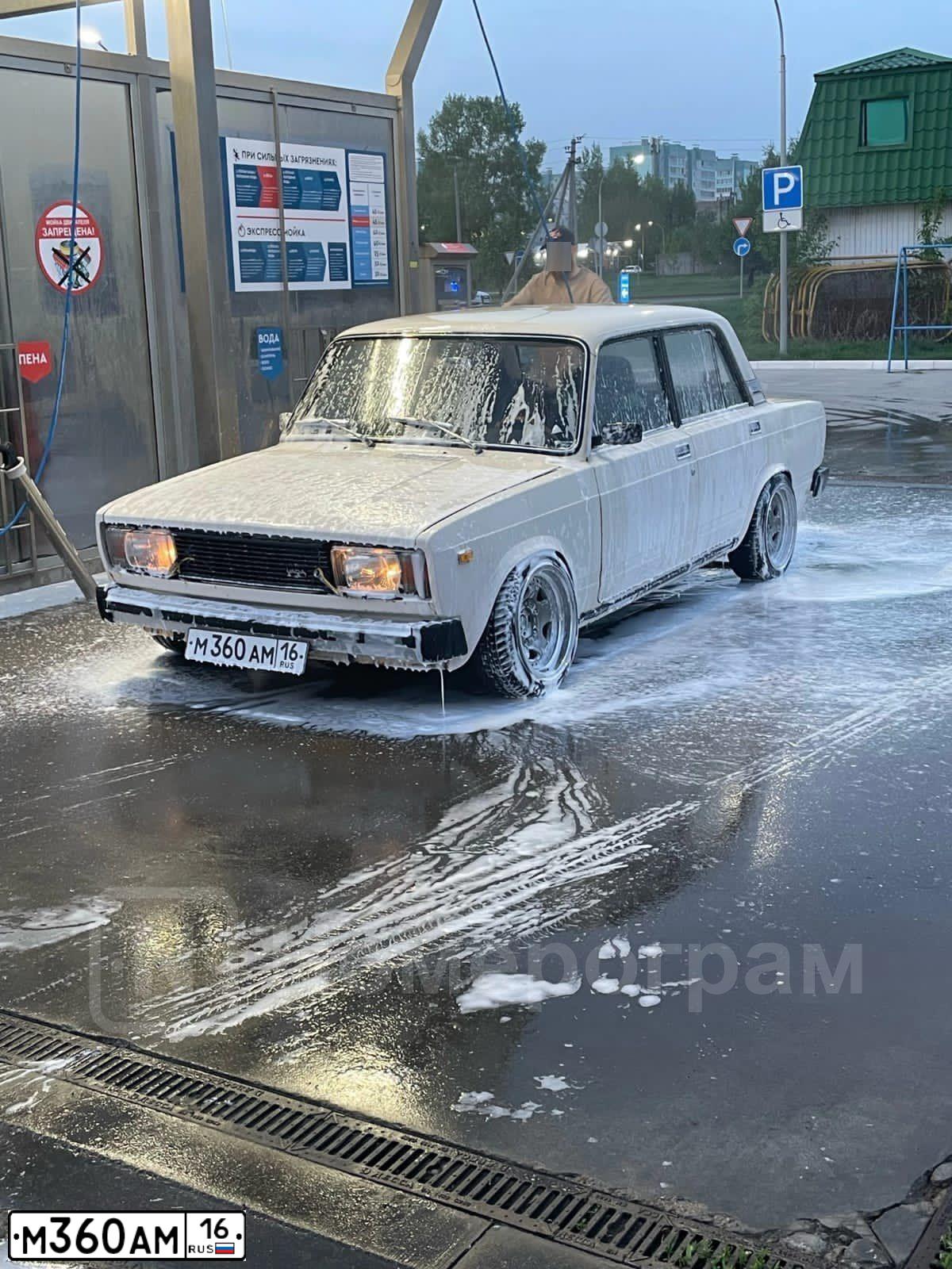Фото автомобиля LADA 2105, 1993 — госномер М360АМ16. Цвет: Белый