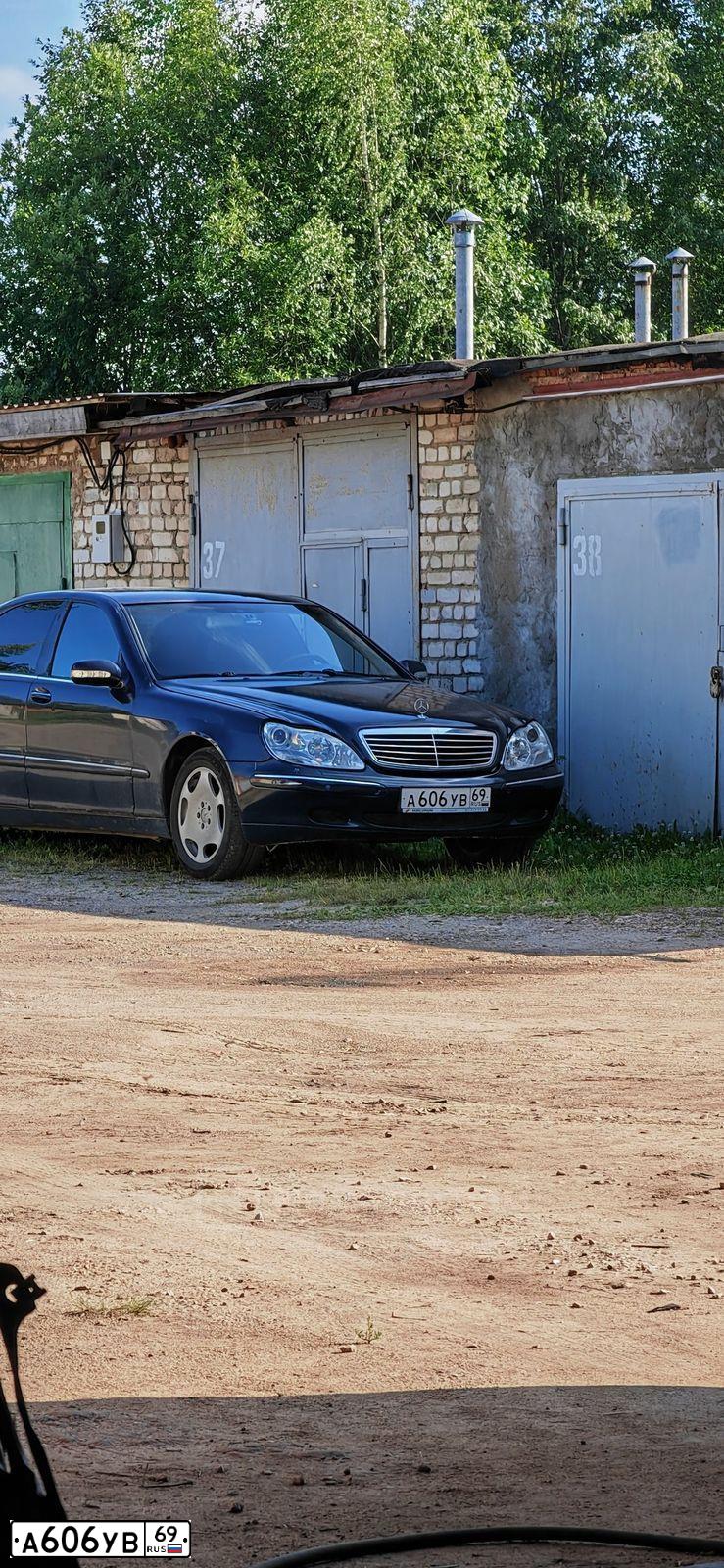 Фото автомобиля MERCEDES S-KLASSE, 2001 — госномер С417КУ98. Цвет: Темно-синий