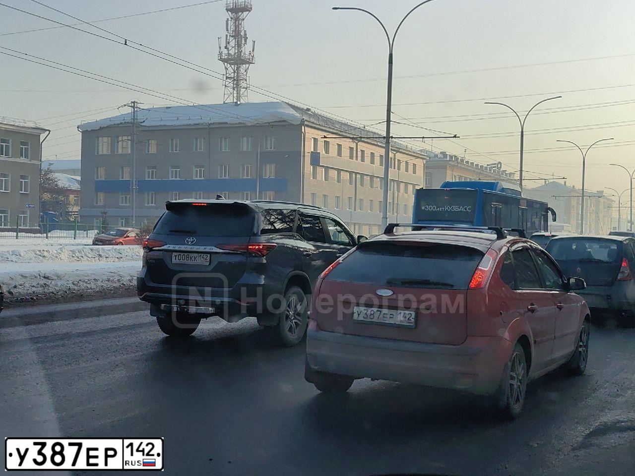Фото автомобиля FORD FOCUS, 2007 — госномер У387ЕР142. Цвет: КРАСНО-ОРАНЖЕВЫЙ