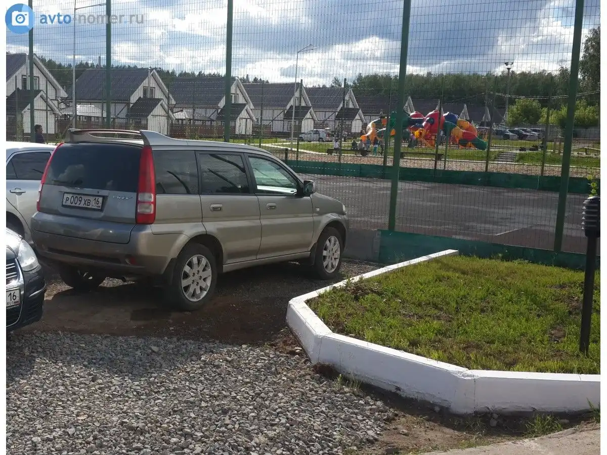 Фото автомобиля HONDA HR-V, 2002 — госномер Р009ХВ16. Цвет: ЗОЛОТИСТЫЙ