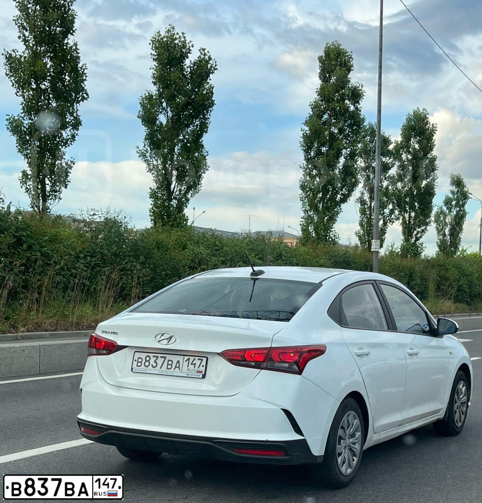 Фото автомобиля HYUNDAI SOLARIS, 2020 — госномер В837ВА147. Цвет: Белый