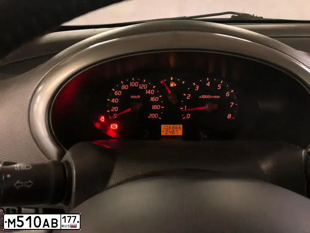 Фото автомобиля NISSAN MICRA, 2005 — госномер М510АВ177. Цвет: серебристый