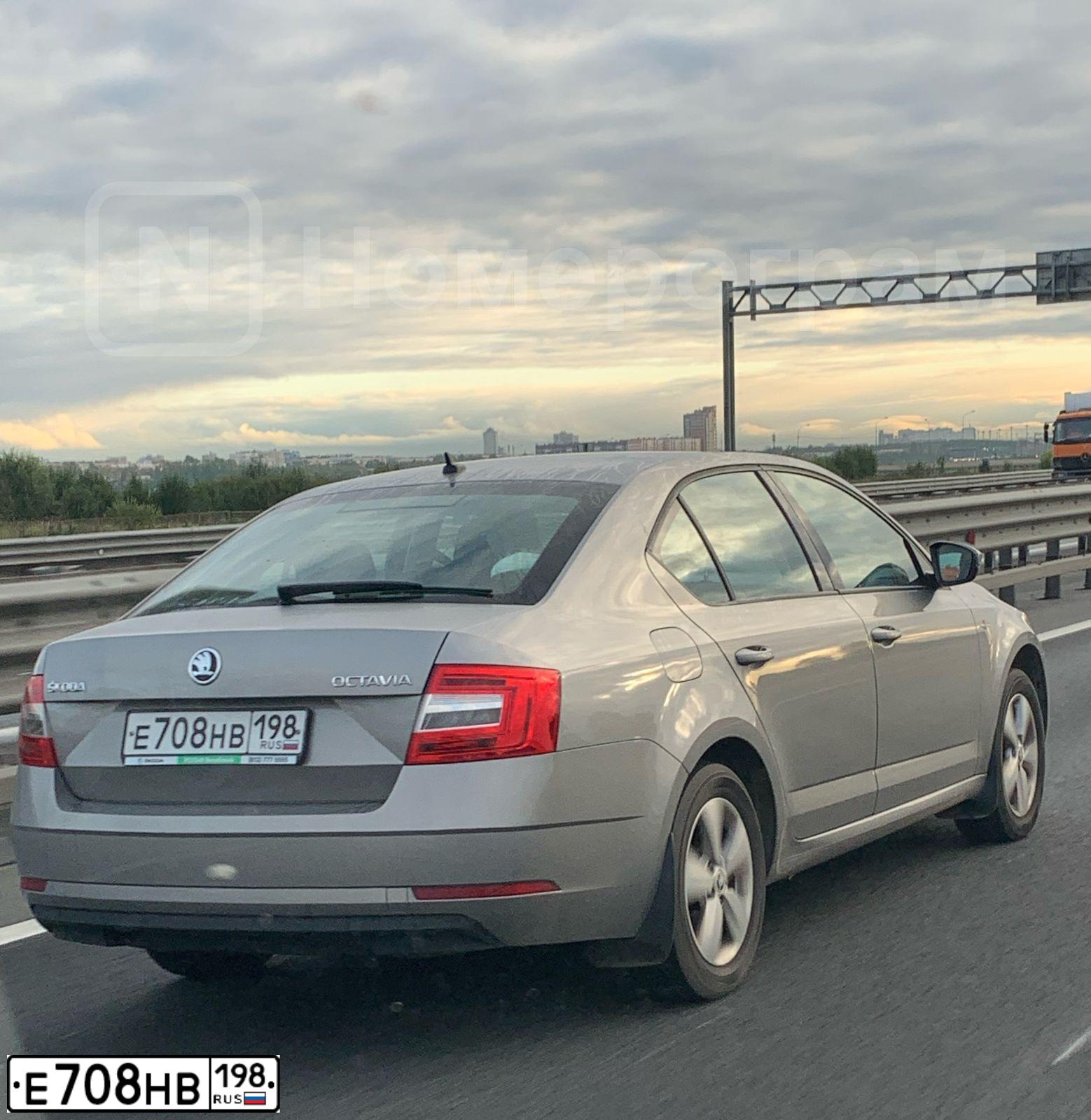 Фото автомобиля SKODA OCTAVIA, 2019 — госномер Е708НВ198. Цвет: БЕЖЕВЫЙ