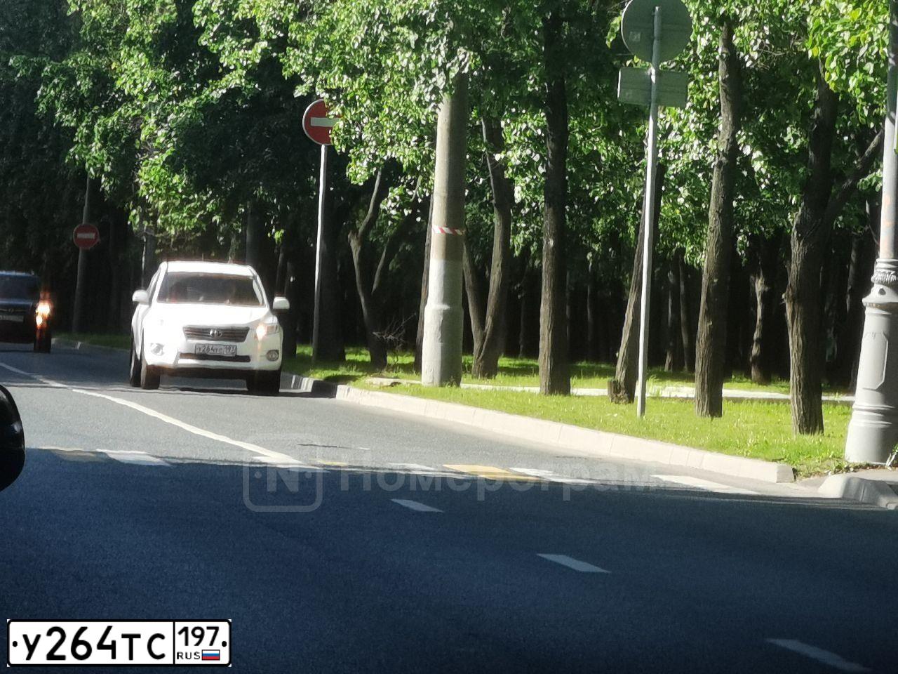 Фото автомобиля NISSAN JUKE, 2011 — госномер Н333СТ196. Цвет: ЧЕРНЫЙ