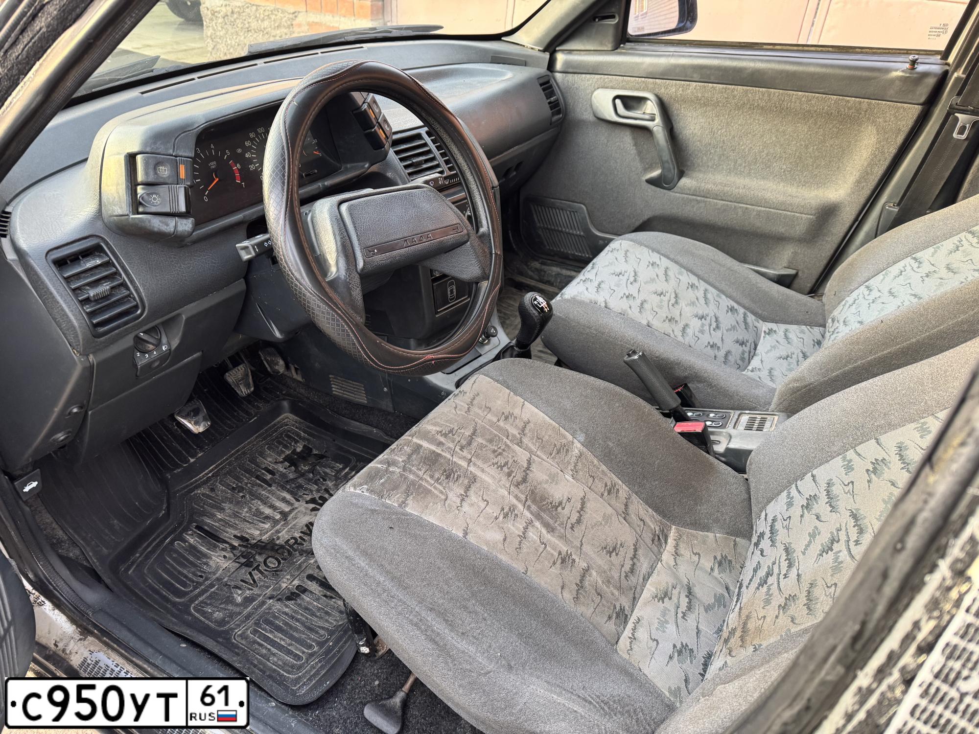 Фото автомобиля LADA 2112 LADA, 2006 — госномер С950УТ61. Цвет: СВЕТЛО-СЕРЕБ МЕТАЛЛ