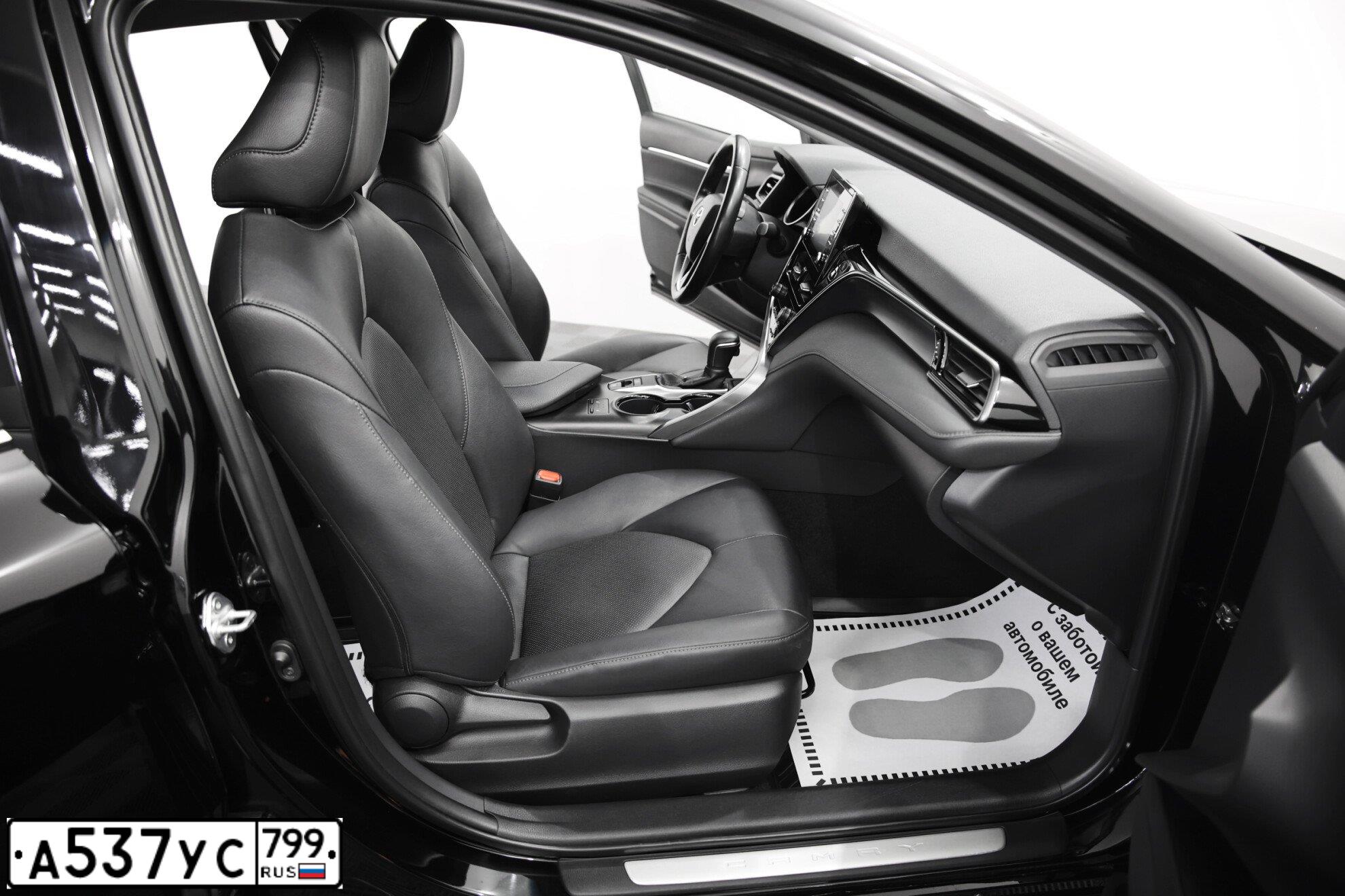 Фото автомобиля TOYOTA CAMRY, 2021 — госномер К176НР30. Цвет: ЧЕРНЫЙ