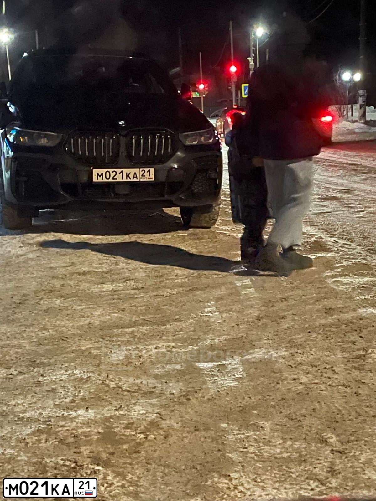 Фото автомобиля BMW X6 XDRIVE30D, 2021 — госномер М021КА21. Цвет: ЧЕРНЫЙ