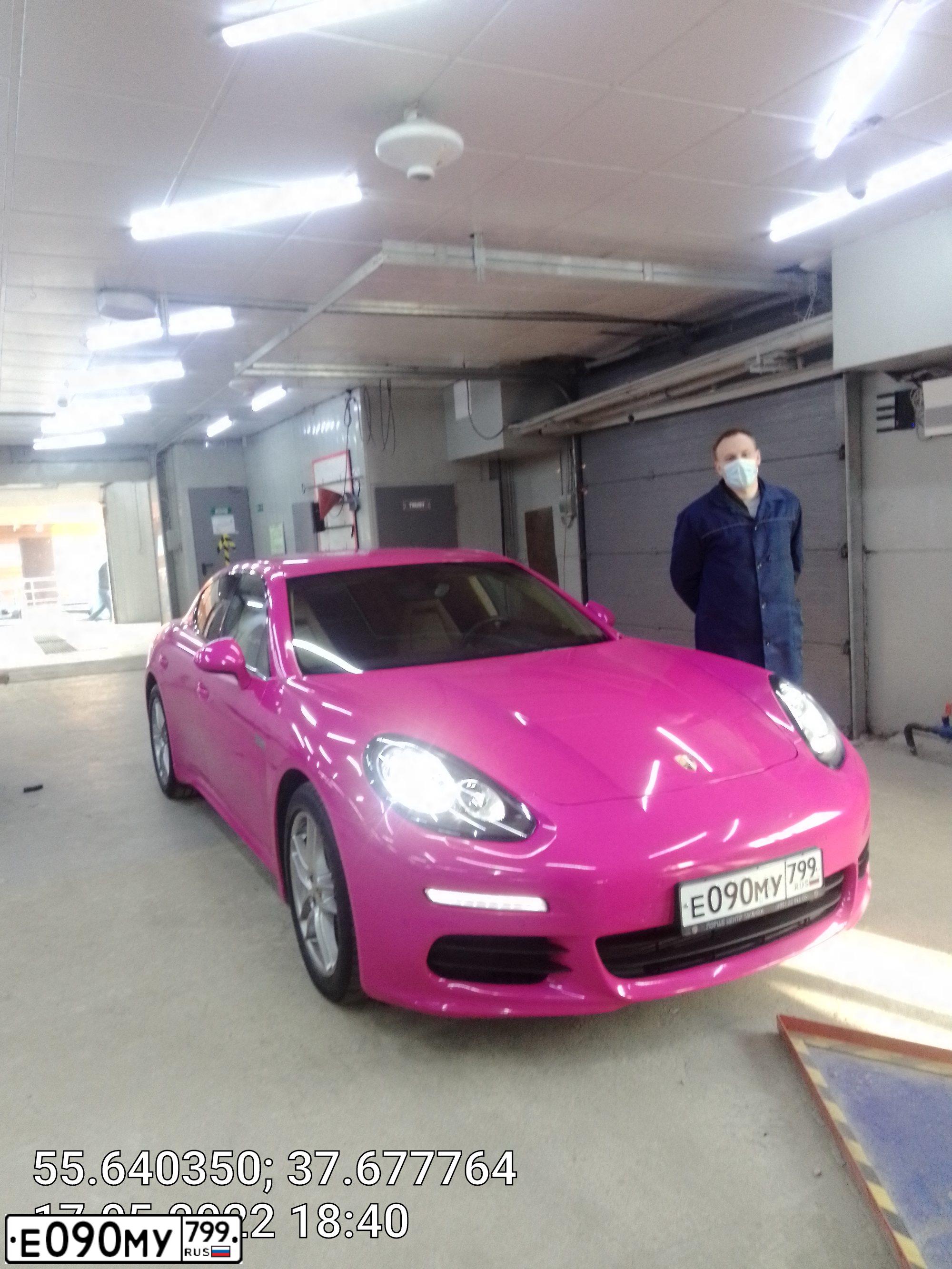 Фото автомобиля PORSCHE PANAMERA, 2015 — госномер Е090МУ799. Цвет: РОЗОВЫЙ