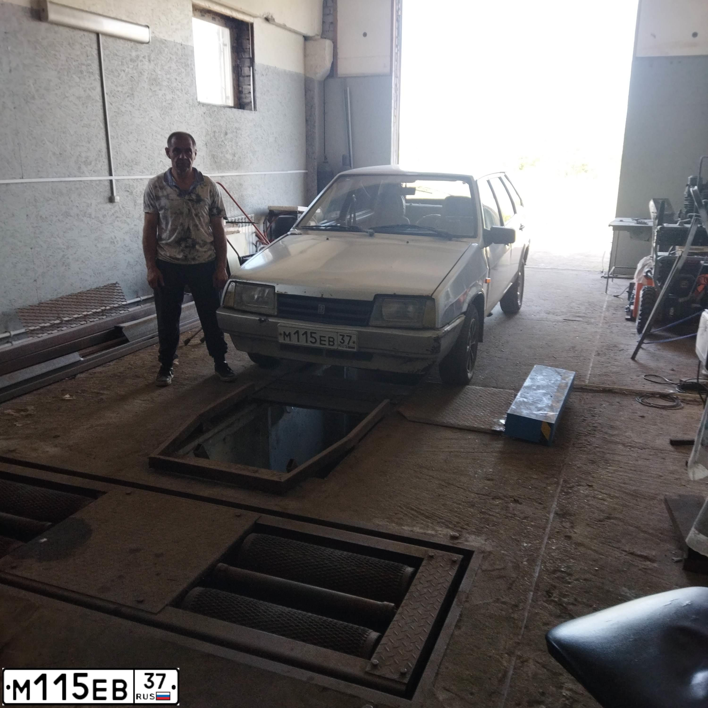 Фото автомобиля LADA 2109 SAMARA, 1995 — госномер В272ТР37. Цвет: Серебристый