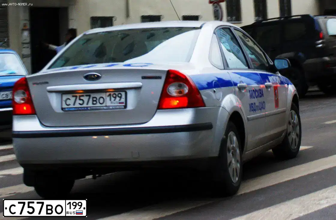 Фото автомобиля FORD FOCUS, 2005 — госномер С757ВО199. Цвет: Серебристый