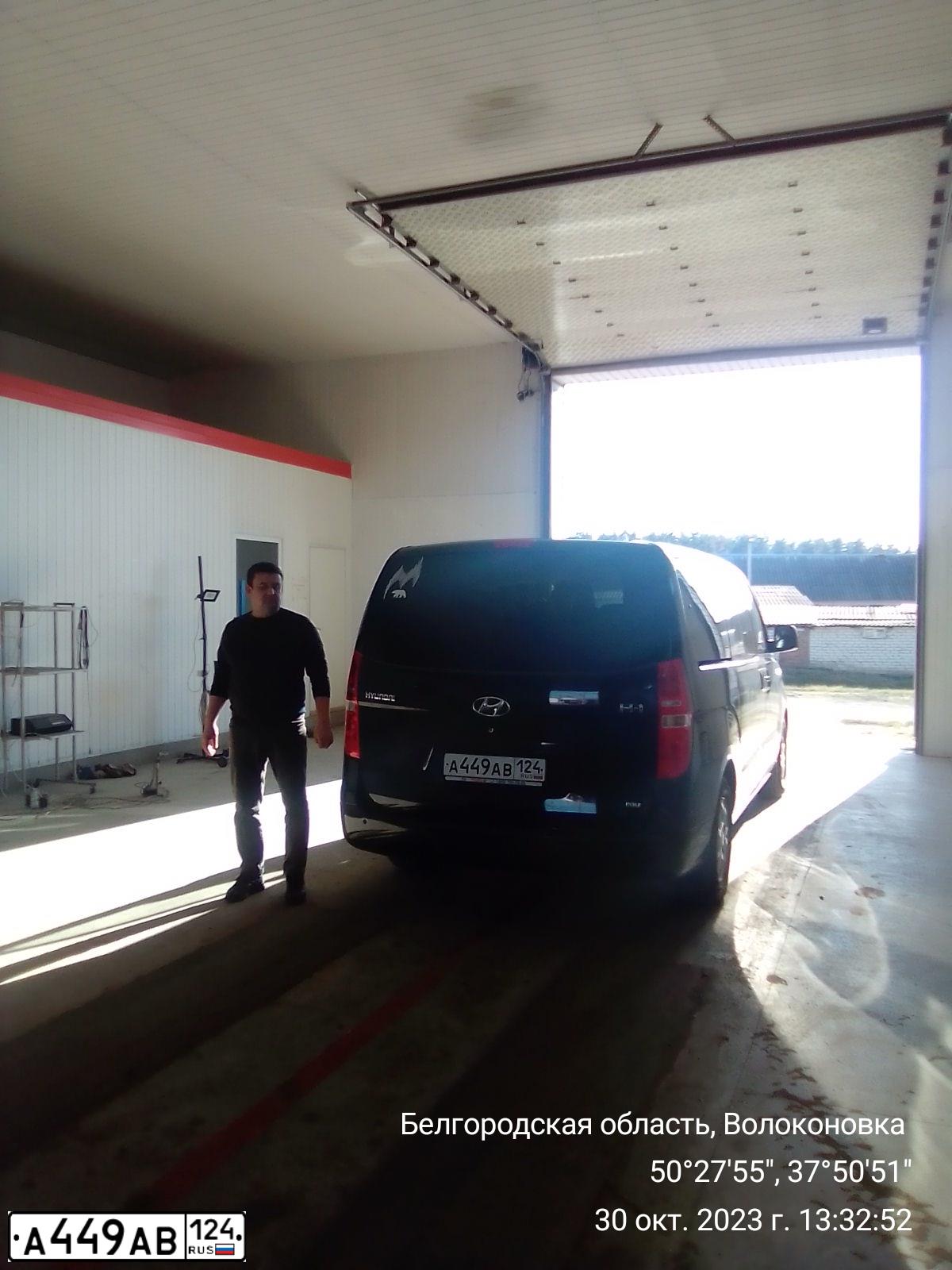 Фото автомобиля HYUNDAI H-1, 2008 — госномер Х491КМ31. Цвет: ЧЕРНЫЙ