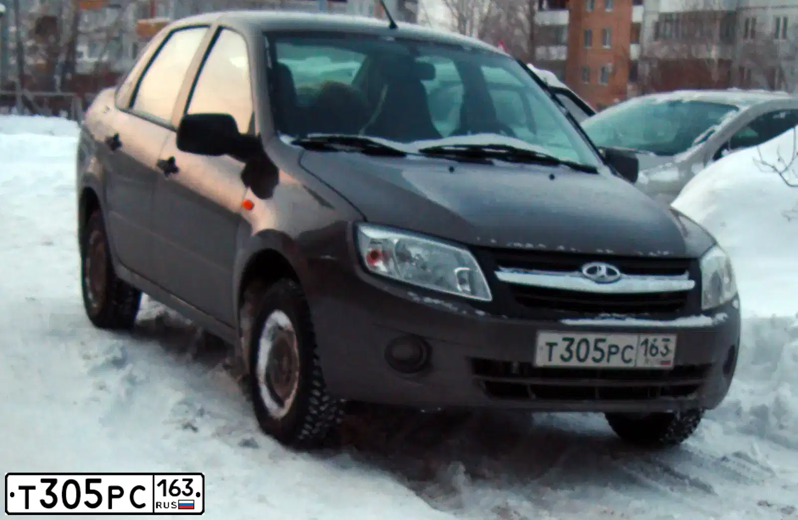 Фото автомобиля LADA 2190 GRANTA, 2014 — госномер Т305РС163. Цвет: Золотисто-коричневый