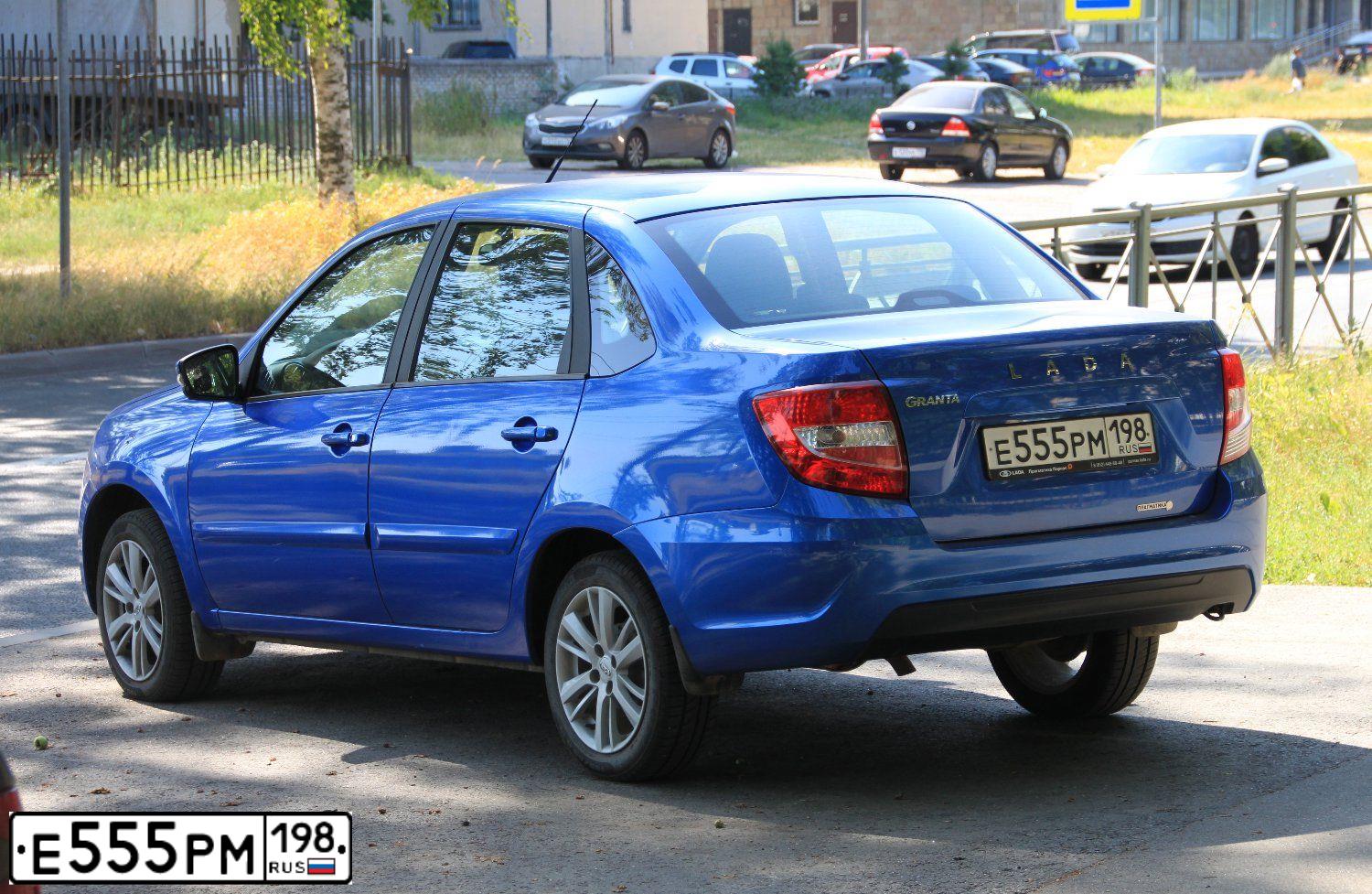 Фото автомобиля LADA 2190 GRANTA, 2020 — госномер Е555РМ198. Цвет: синий