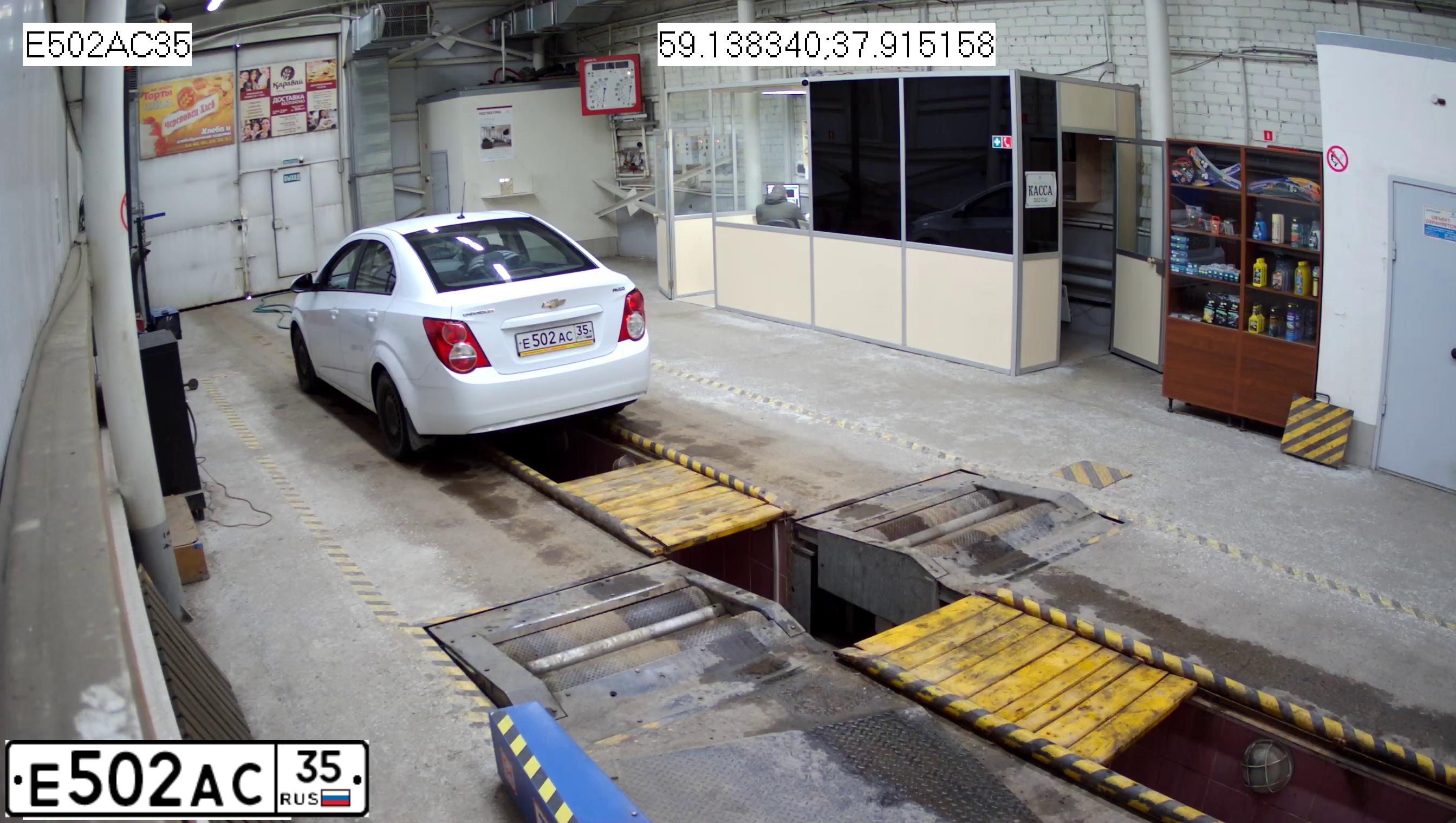 Фото автомобиля CHEVROLET AVEO, 2012 — госномер Е502АС35. Цвет: БЕЛЫЙ