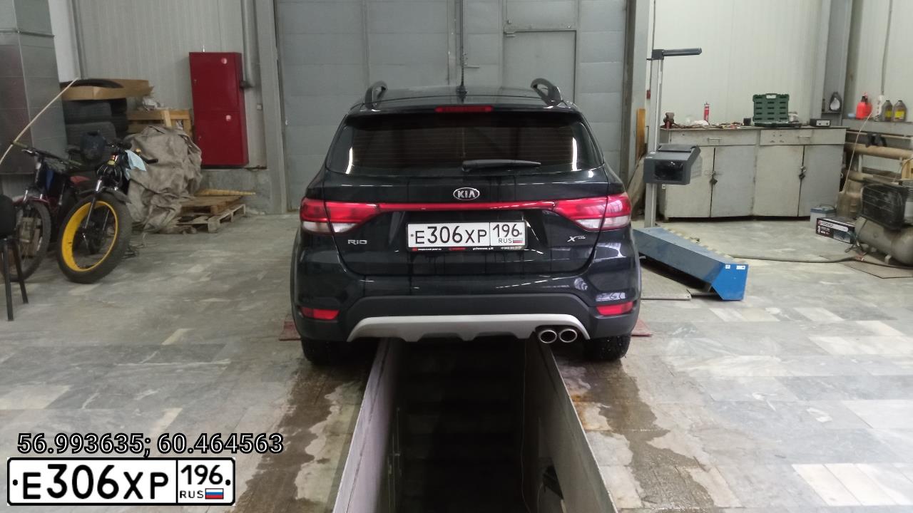 Фото автомобиля KIA RIO, 2017 — госномер Е306ХР196. Цвет: ЧЕРНЫЙ