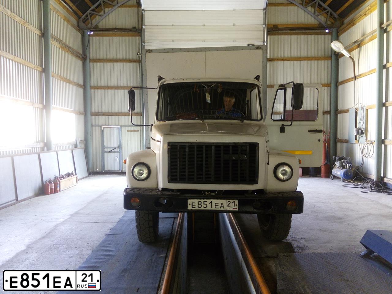 Фото автомобиля GAZ 3307, 2007 — госномер Е851ЕА21. Цвет: Белый