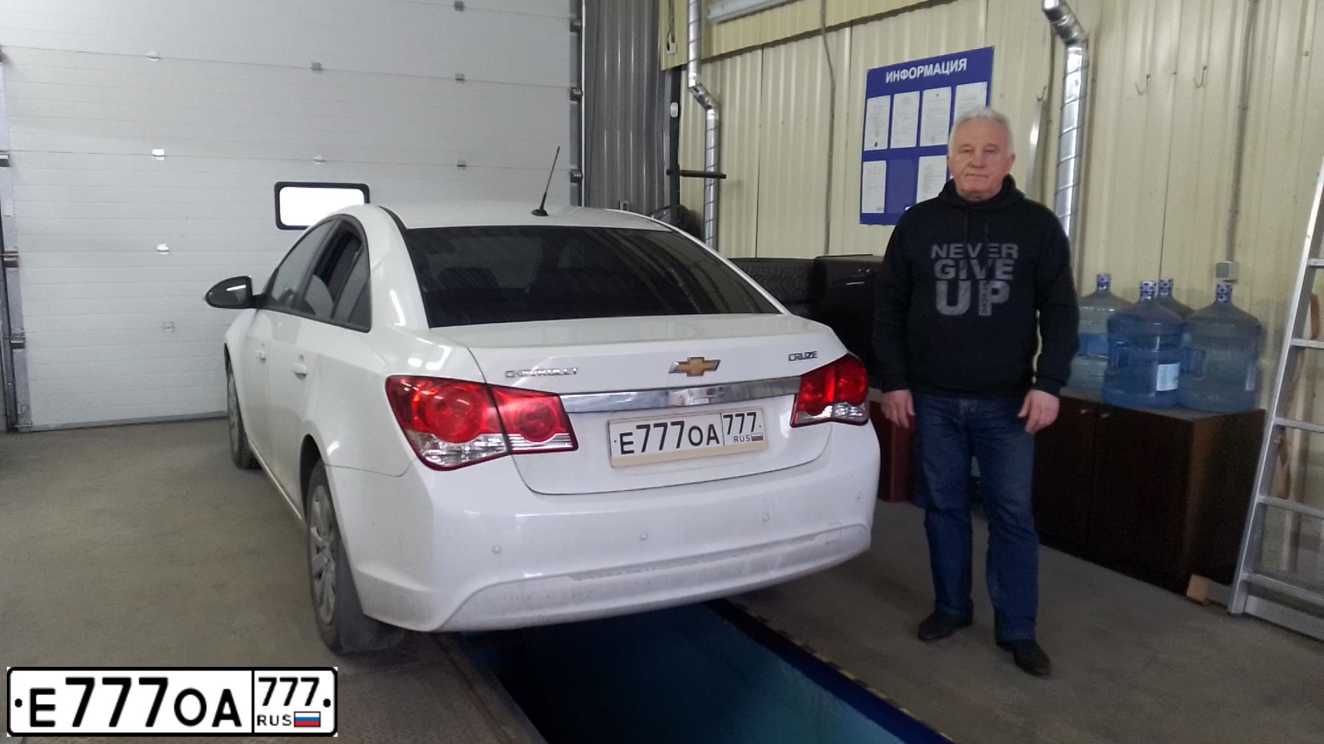 Фото автомобиля CHEVROLET CRUZE, 2015 — госномер Е777ОА777. Цвет: Белый