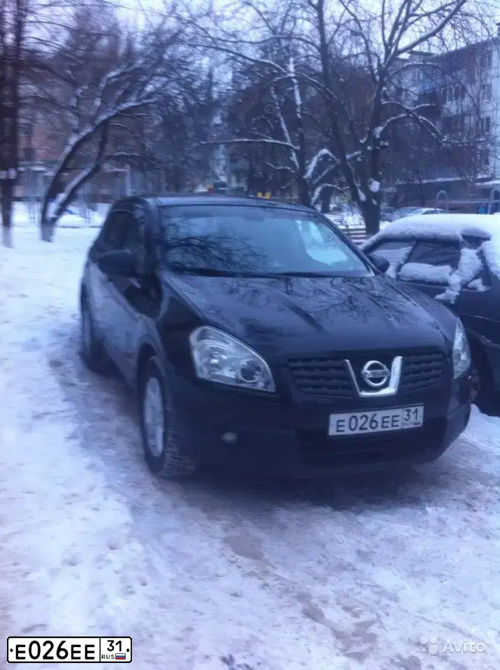 Фото автомобиля NISSAN QASHQAI, 2007 — госномер Е026ЕЕ31. Цвет: ЧЕРНЫЙ