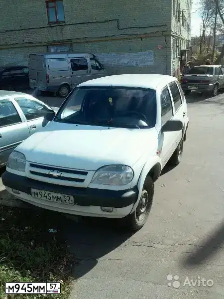 Фото автомобиля CHEVROLET NIVA, 2003 — госномер Е208НК761. Цвет: ЯРКО-БЕЛЫЙ