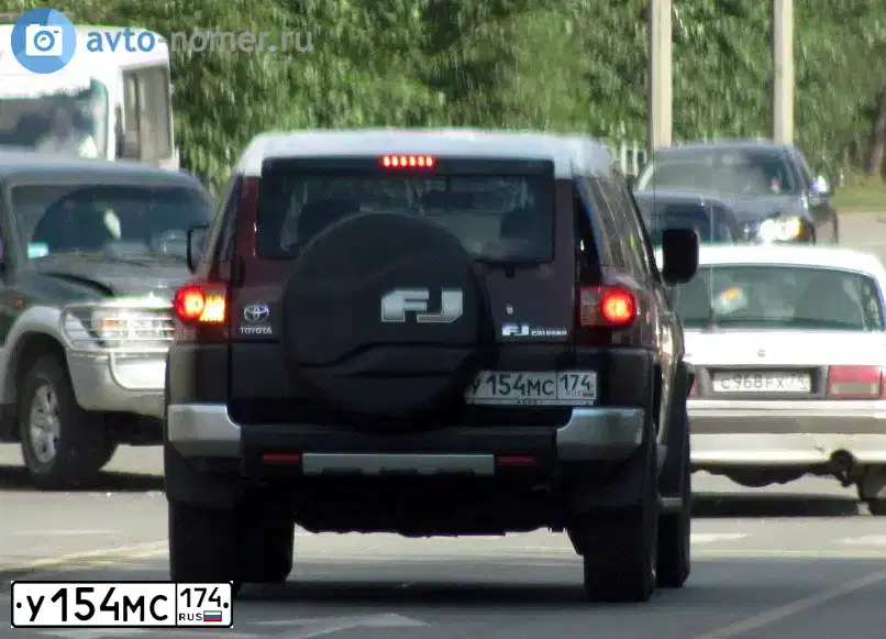 Фото автомобиля TOYOTA FJ CRUISER, 2009 — госномер У154МС174. Цвет: КРАСНО-КОРИЧНЕВЫЙ