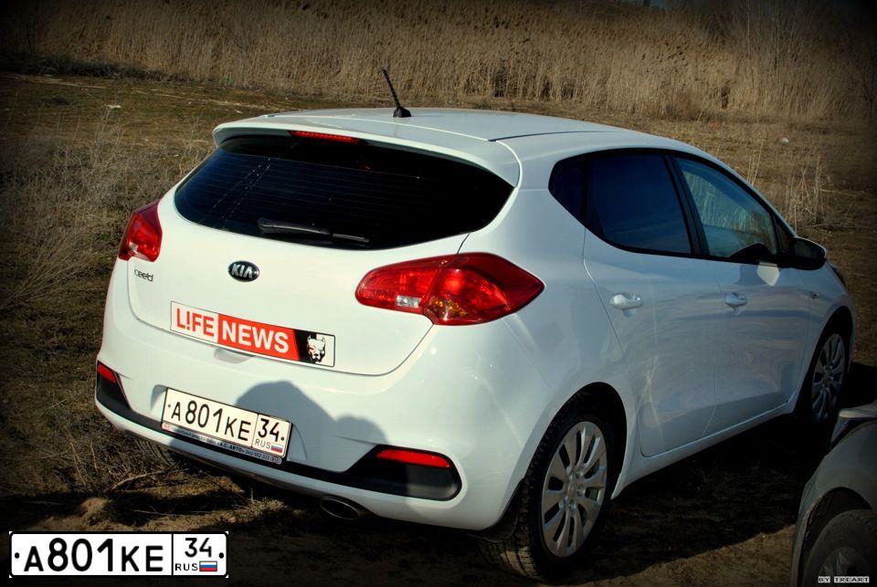 Фото автомобиля KIA CEE'D, 2013 — госномер Е597МС30. Цвет: Белый