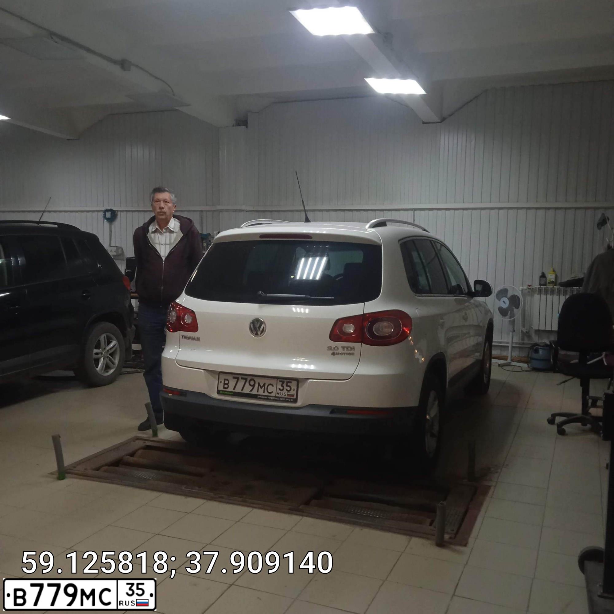 Фото автомобиля VOLKSWAGEN TIGUAN, 2011 — госномер В779МС35. Цвет: Белый