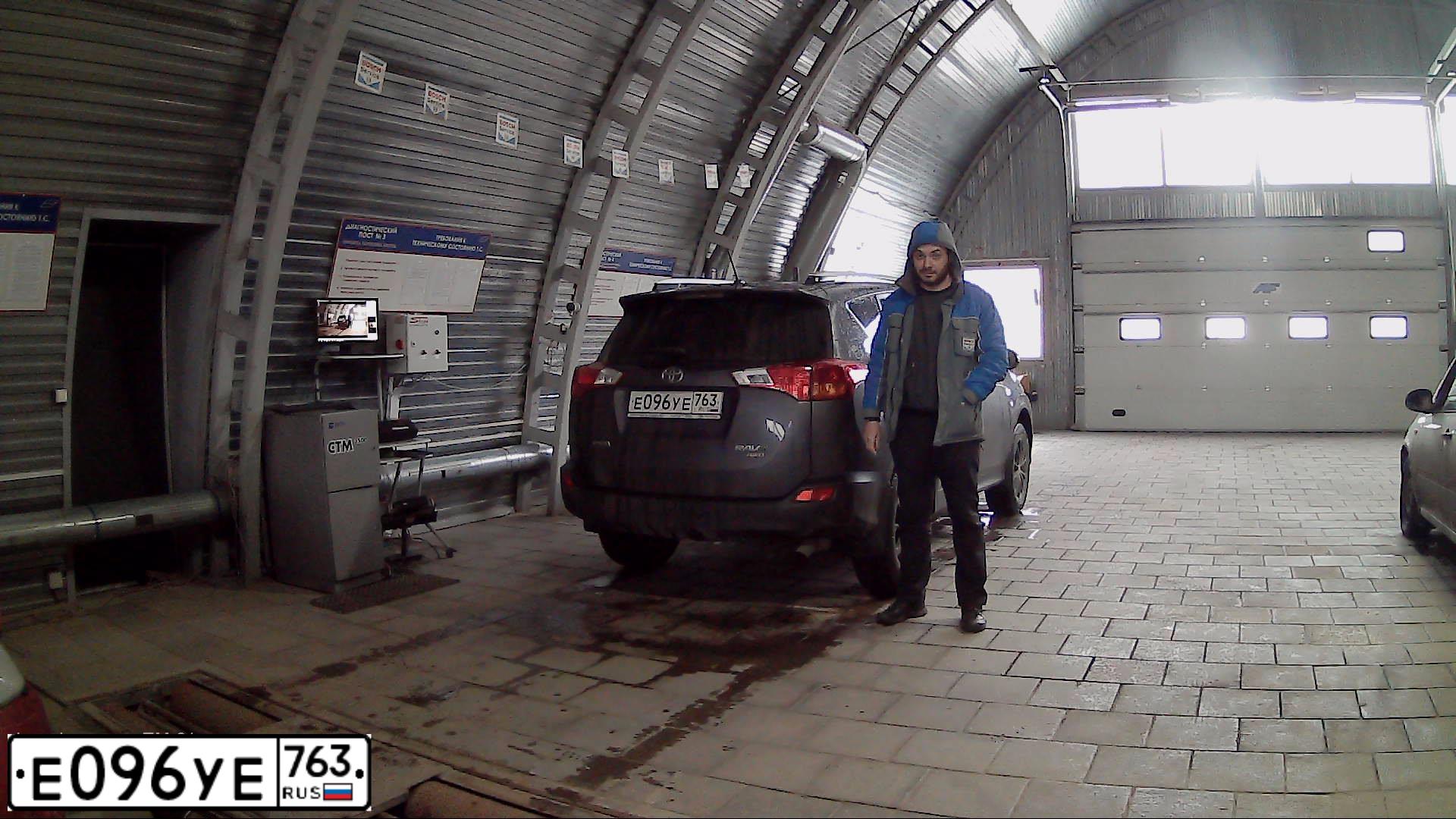 Фото автомобиля TOYOTA RAV4, 2015 — госномер Х135ХР163. Цвет: СЕРЫЙ