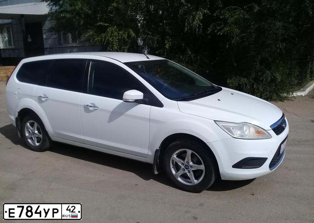 Фото автомобиля FORD FOCUS, 2010 — госномер Е784УР42. Цвет: Белый