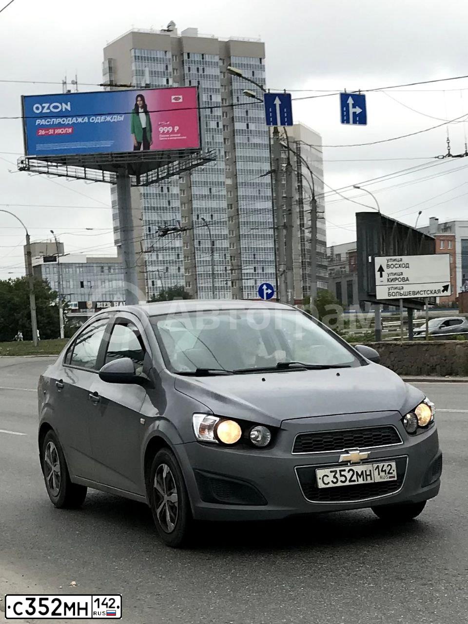 Фото автомобиля CHEVROLET AVEO, 2014 — госномер Т132СТ154. Цвет: СЕРЫЙ МЕТАЛЛИК