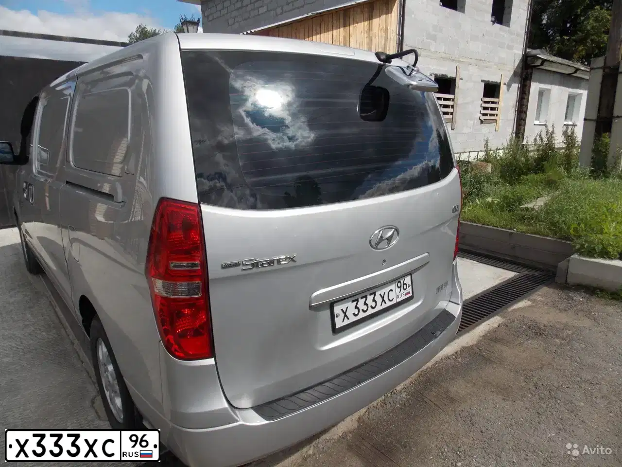 Фото автомобиля HYUNDAI GRAND STAREX, 2008 — госномер Х333ХС96. Цвет: СЕРЫЙ