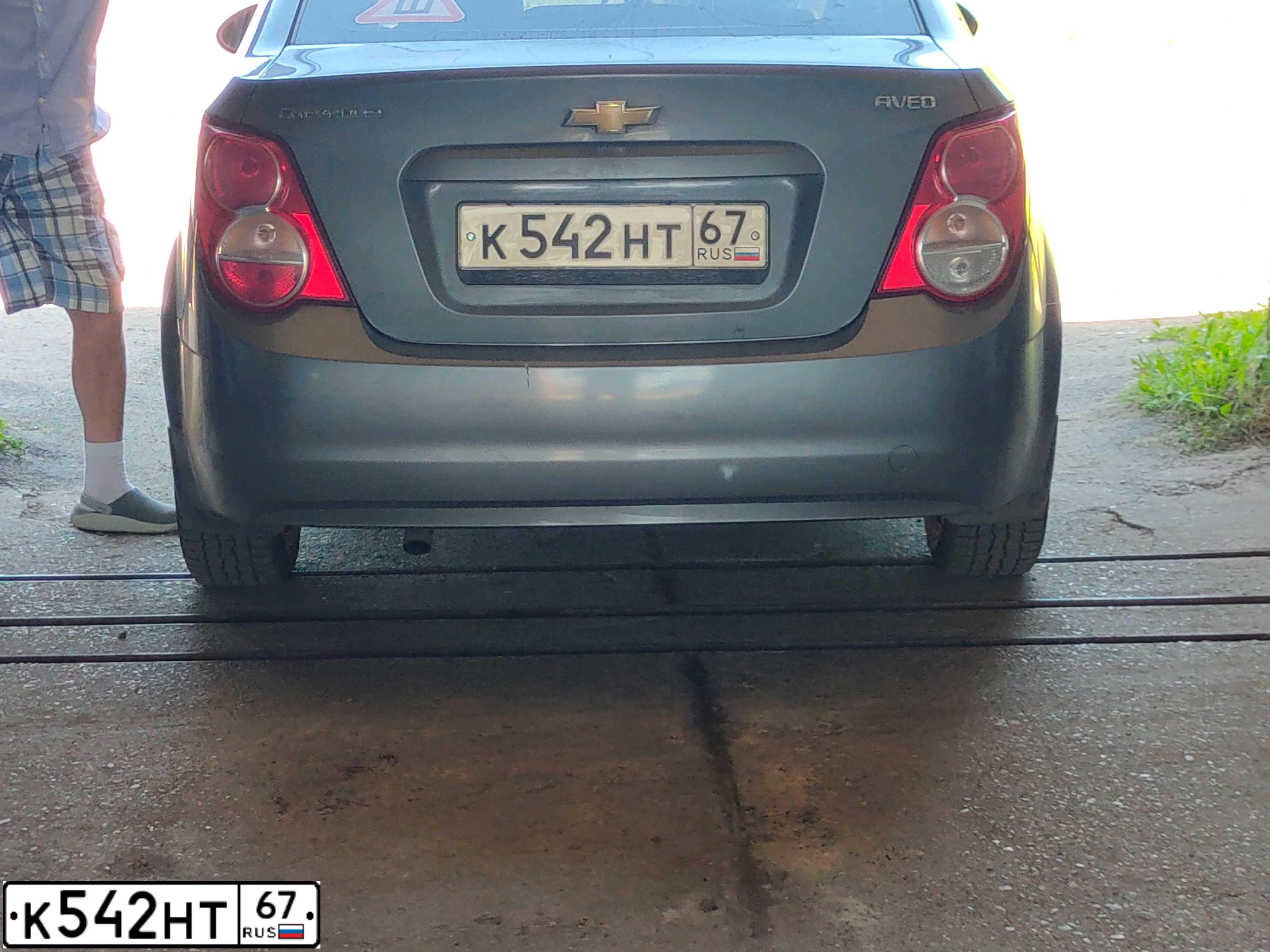Фото автомобиля CHEVROLET AVEO, 2014 — госномер К542НТ67. Цвет: СЕРЫЙ-МЕТАЛ.