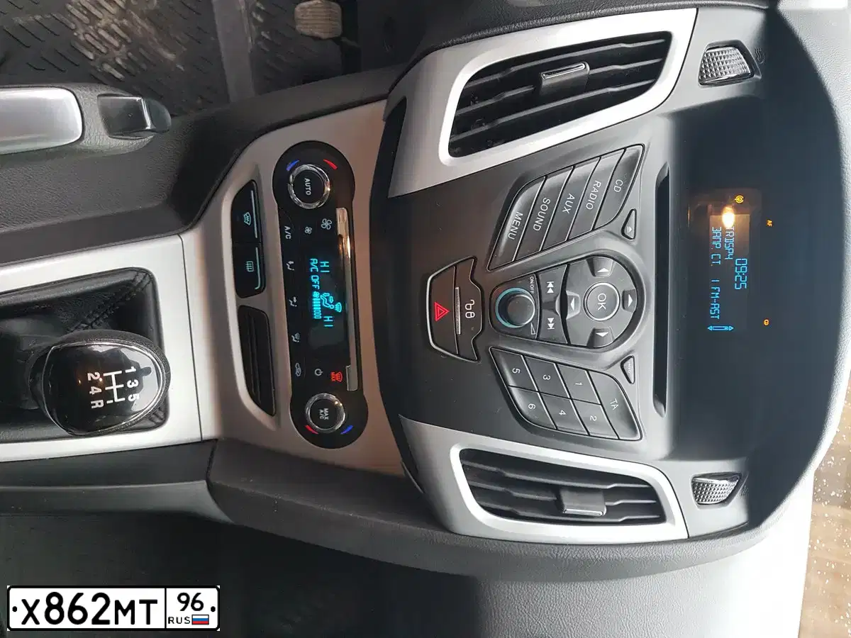 Фото автомобиля FORD FOCUS, 2013 — госномер Р341ХС196. Цвет: Серебристый