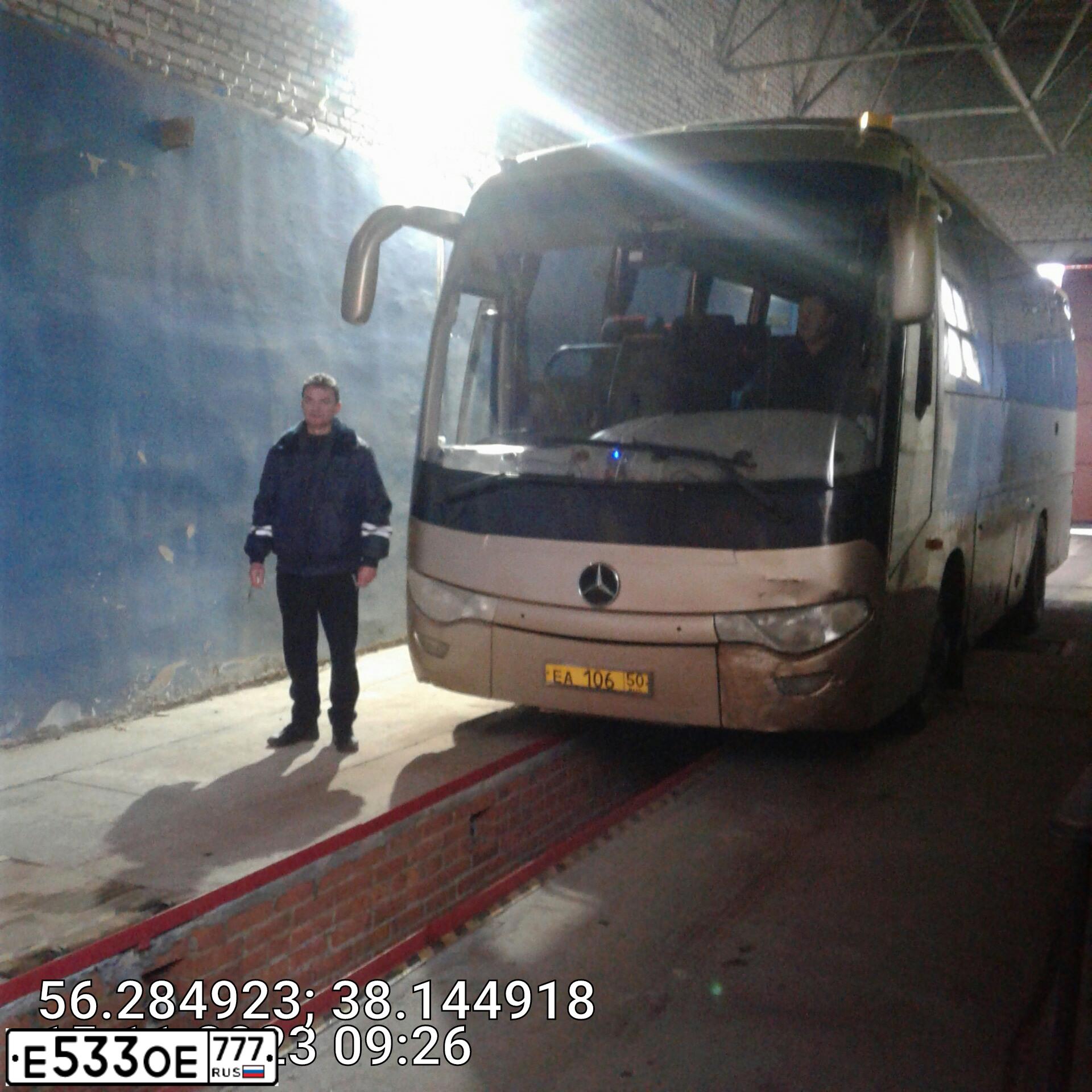 Фото автомобиля ZHONGTONG LCK-SERIE, 2006 — госномер Е533ОЕ777. Цвет: ЖЕЛТЫЙ