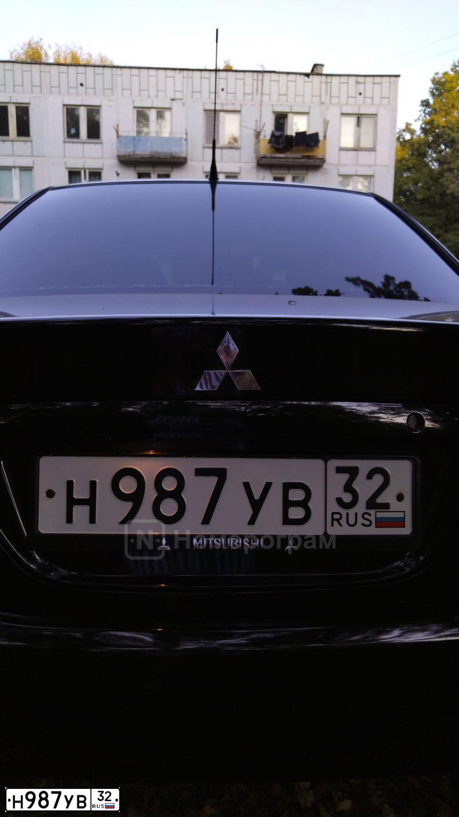 Фото автомобиля MITSUBISHI LANCER, 2006 — госномер Н987УВ32. Цвет: ЧЕРНЫЙ
