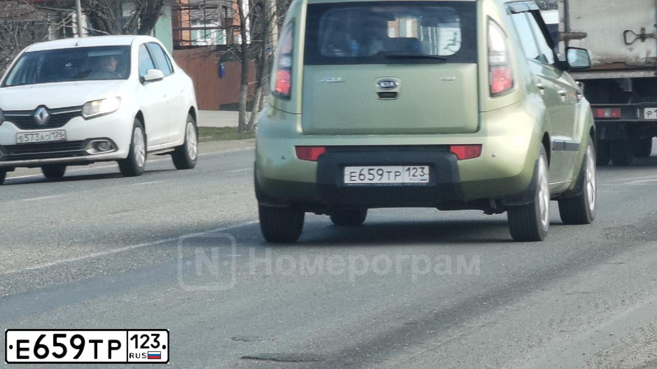 Фото автомобиля KIA SOUL, 2010 — госномер Е659ТР123. Цвет: СВЕТЛО-ОЛИВКОВЫЙ