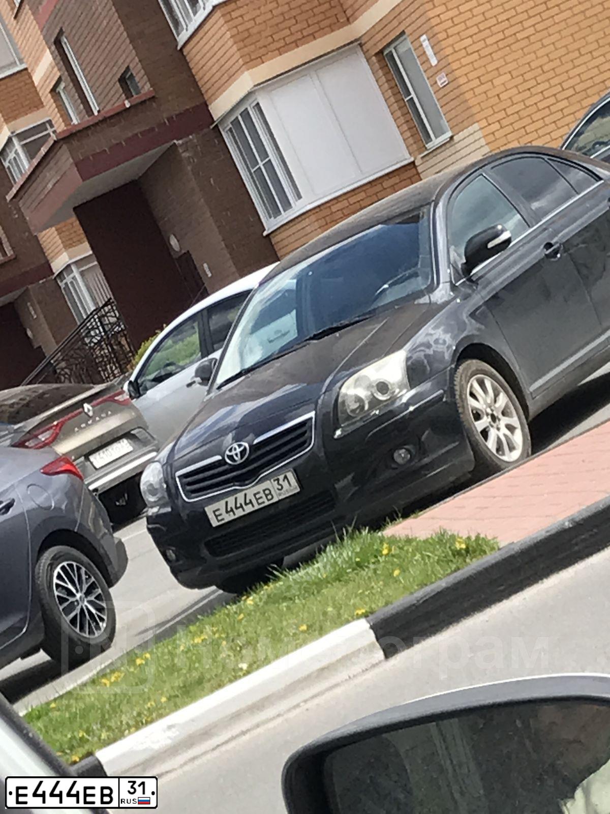 Фото автомобиля TOYOTA AVENSIS, 2008 — госномер Е444ЕВ31. Цвет: ЧЕРНЫЙ