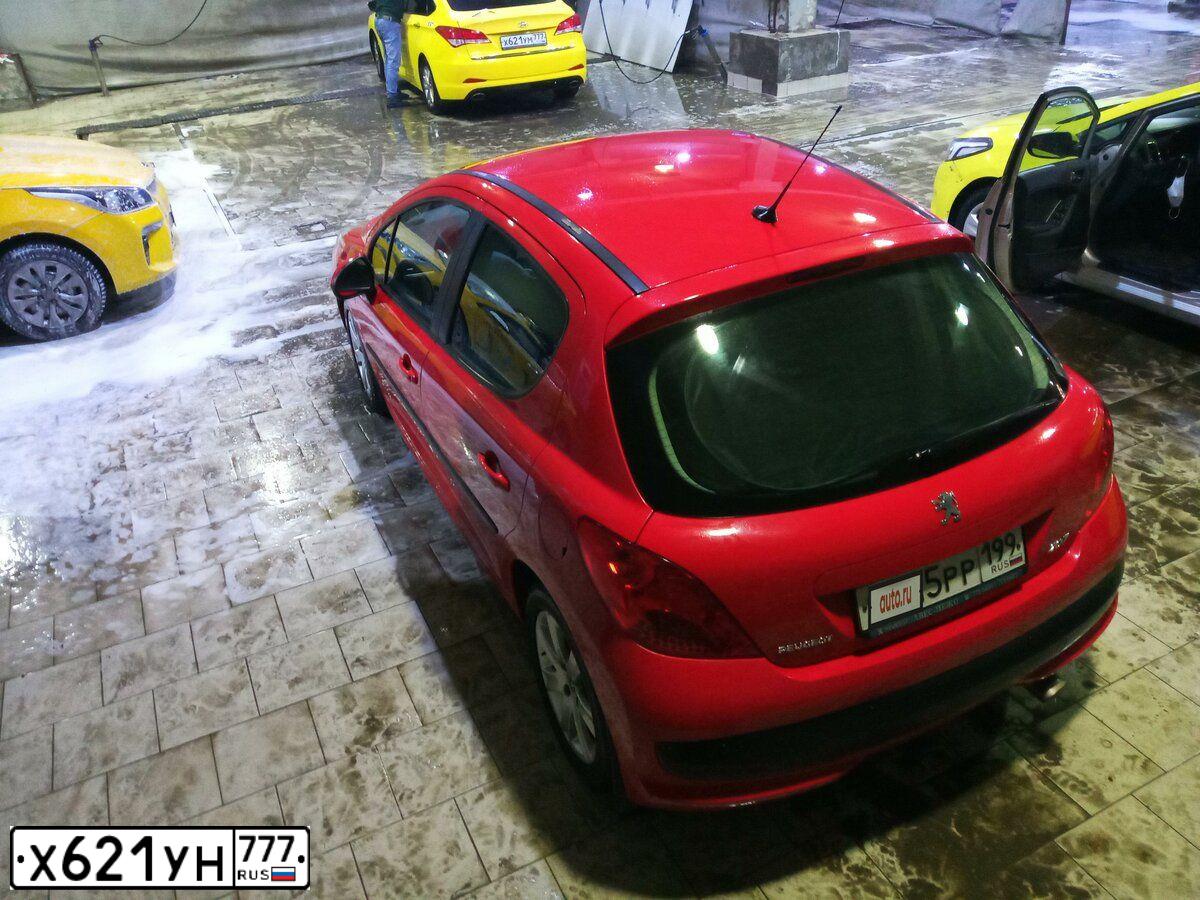 Фото автомобиля KIA RIO, 2017 — госномер Т795ВН790. Цвет: СЕРЫЙ