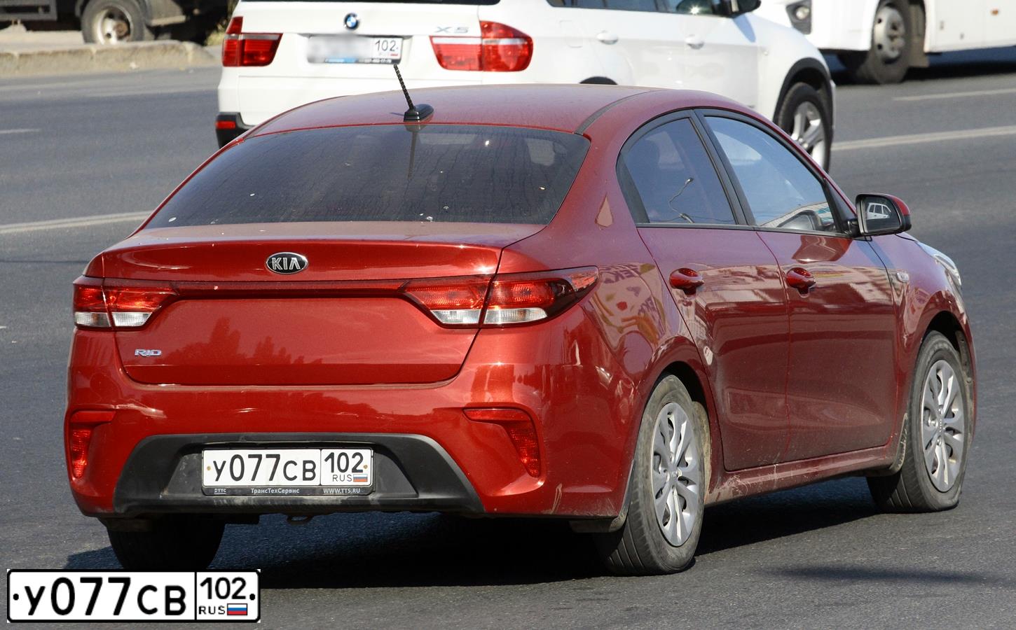 Фото автомобиля KIA RIO, 2017 — госномер У077СВ102. Цвет: КРАСНЫЙ